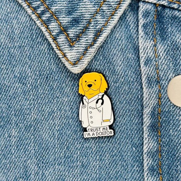🤩TRUST ME I'M A DOGTOR Enamel Pin Dog Doctor Cute Cartoon Decorative Brooch New - Picture 1 of 6